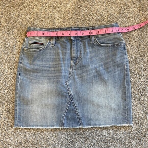 Tommy Hilfiger light wash frayed hem stretch denim 5 pocket mini skirt. Size 0. - Picture 8 of 8